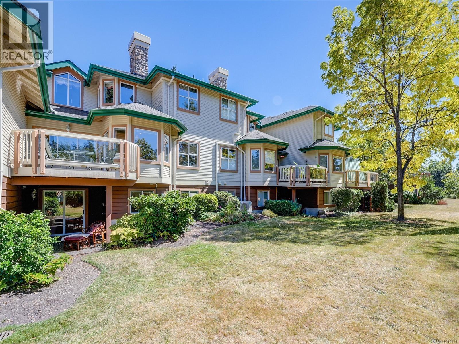 Single Family House for Sale in   Marsett Pl Saanich 
