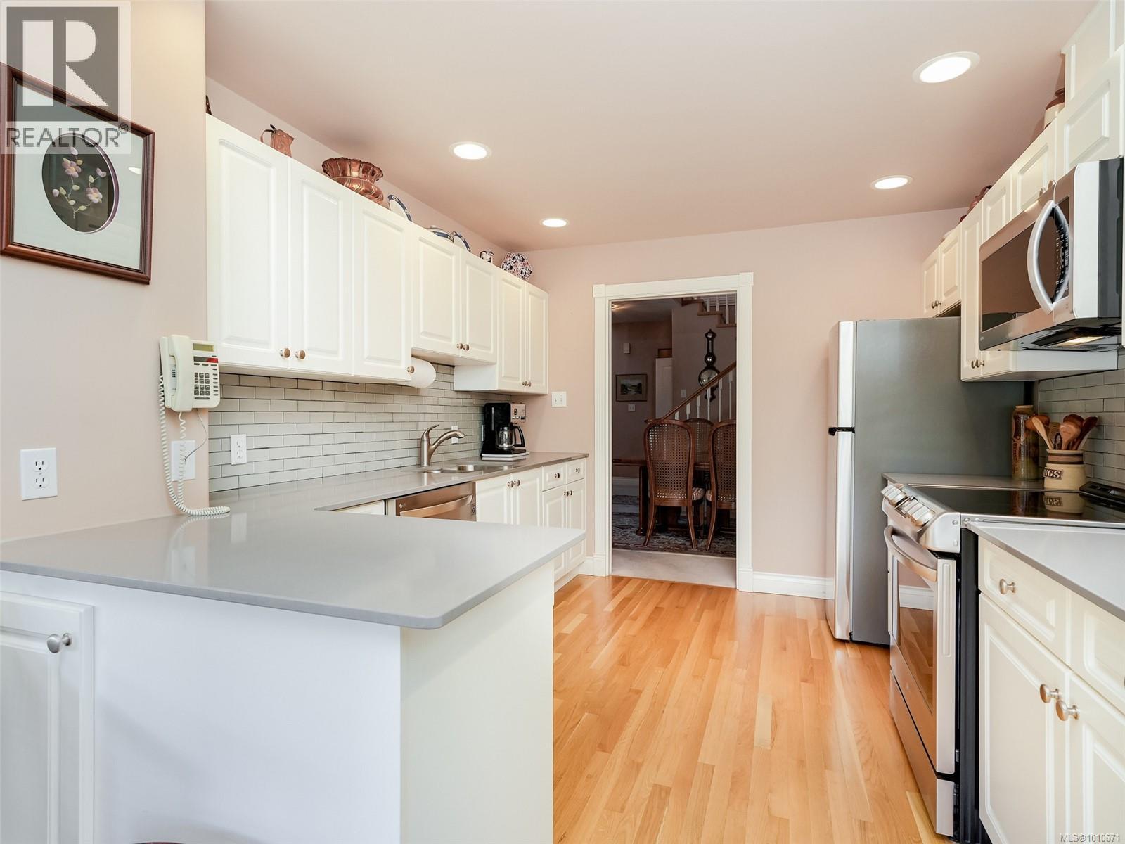 Single Family House for Sale in   Marsett Pl Saanich 