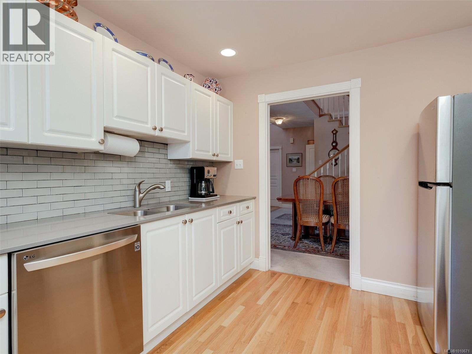 Single Family House for Sale in   Marsett Pl Saanich 