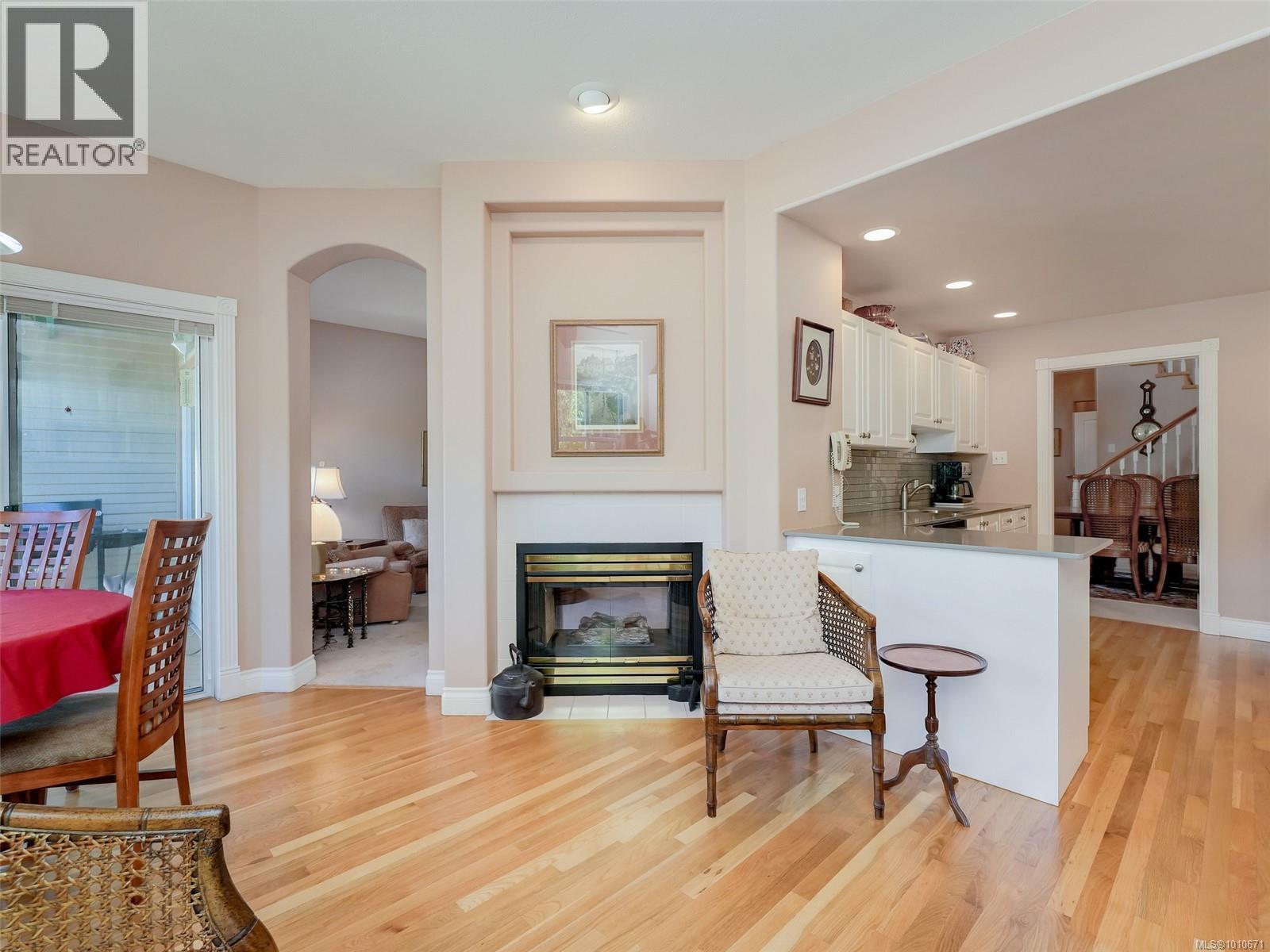 Single Family House for Sale in   Marsett Pl Saanich 