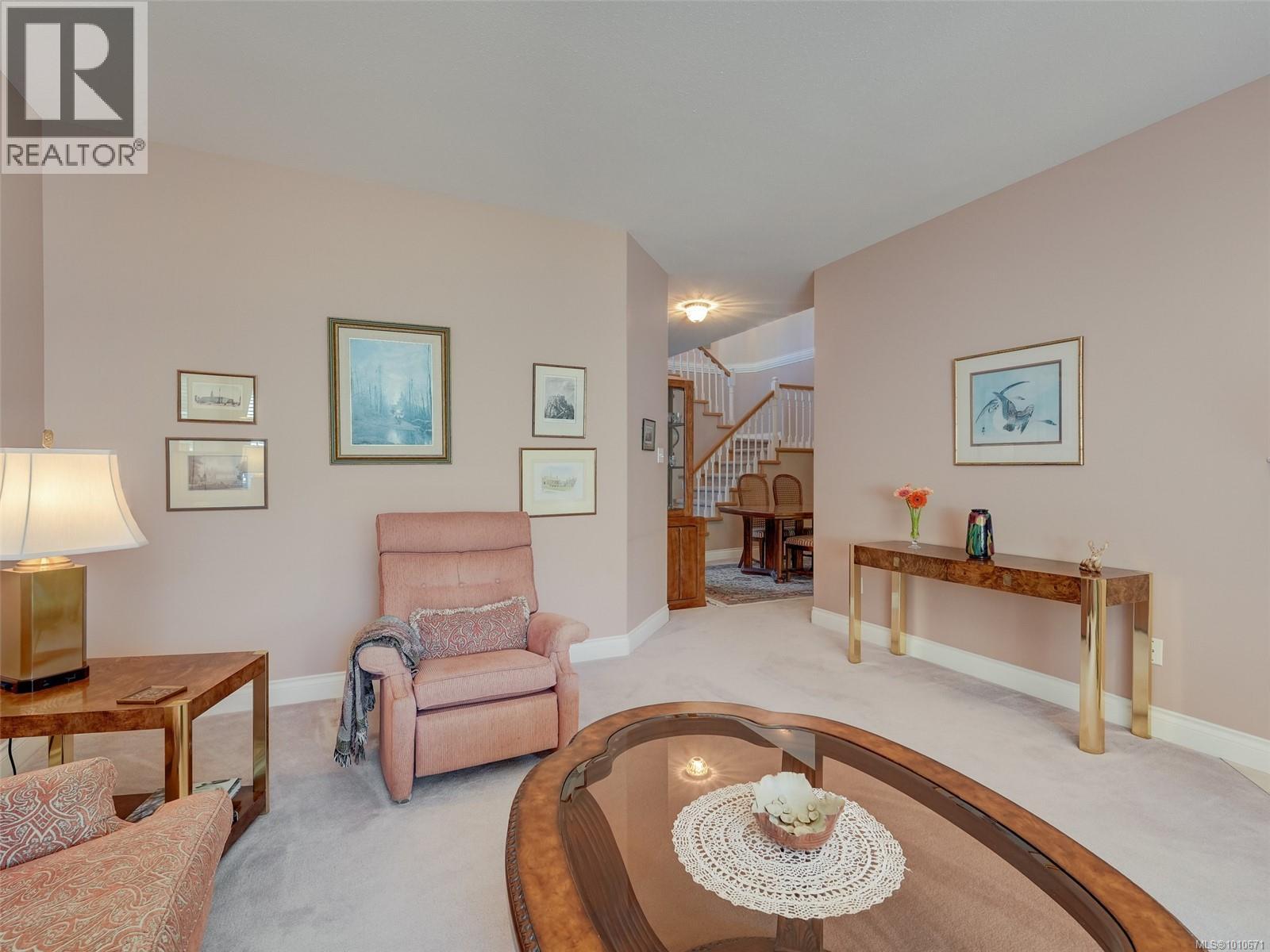 Single Family House for Sale in   Marsett Pl Saanich 