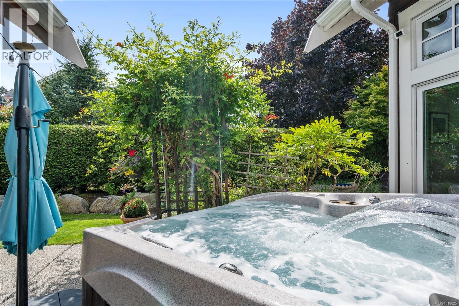 Photo 15 of 942 Bluffs Dr, Qualicum Beach BC