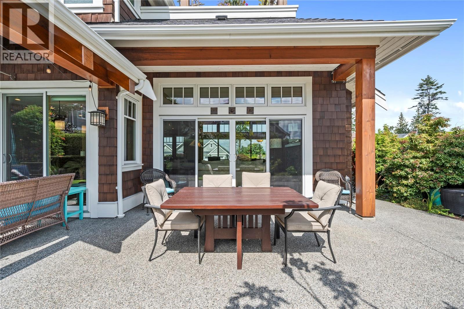 Photo 19 of 942 Bluffs Dr, Qualicum Beach BC