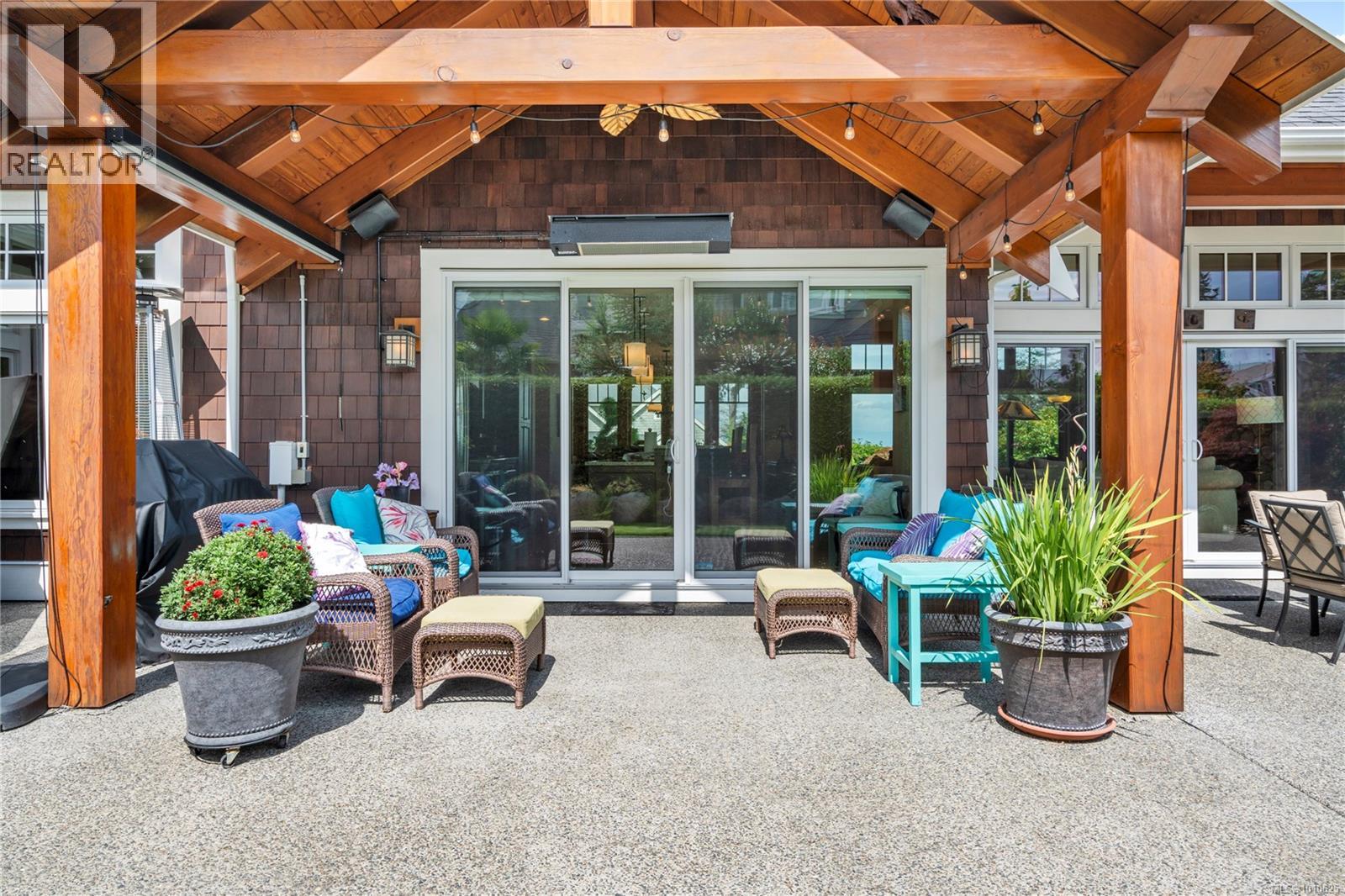 Photo 9 of 942 Bluffs Dr, Qualicum Beach BC