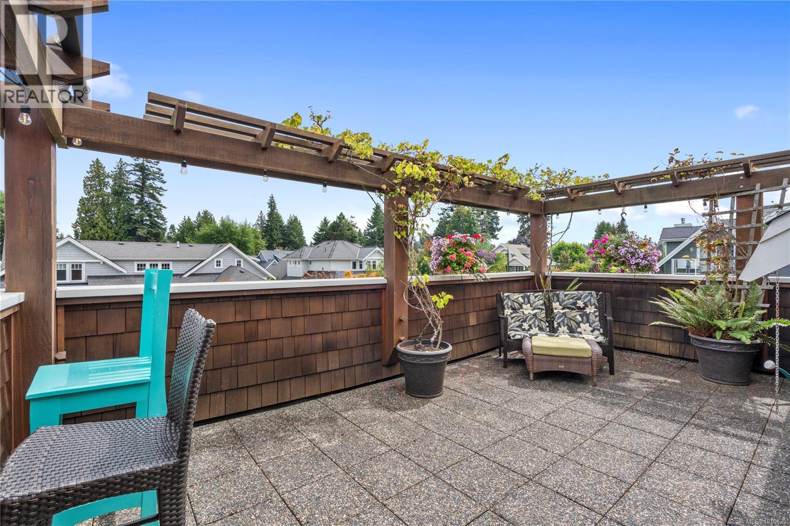 Photo 1 of 942 Bluffs Dr, Qualicum Beach BC