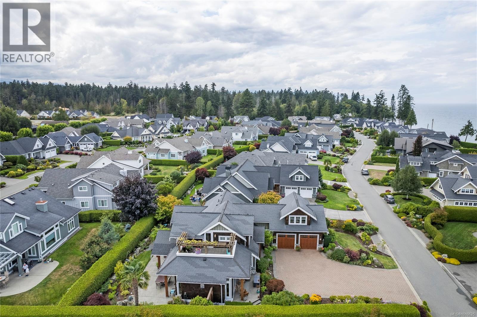 Photo 32 of 942 Bluffs Dr, Qualicum Beach BC
