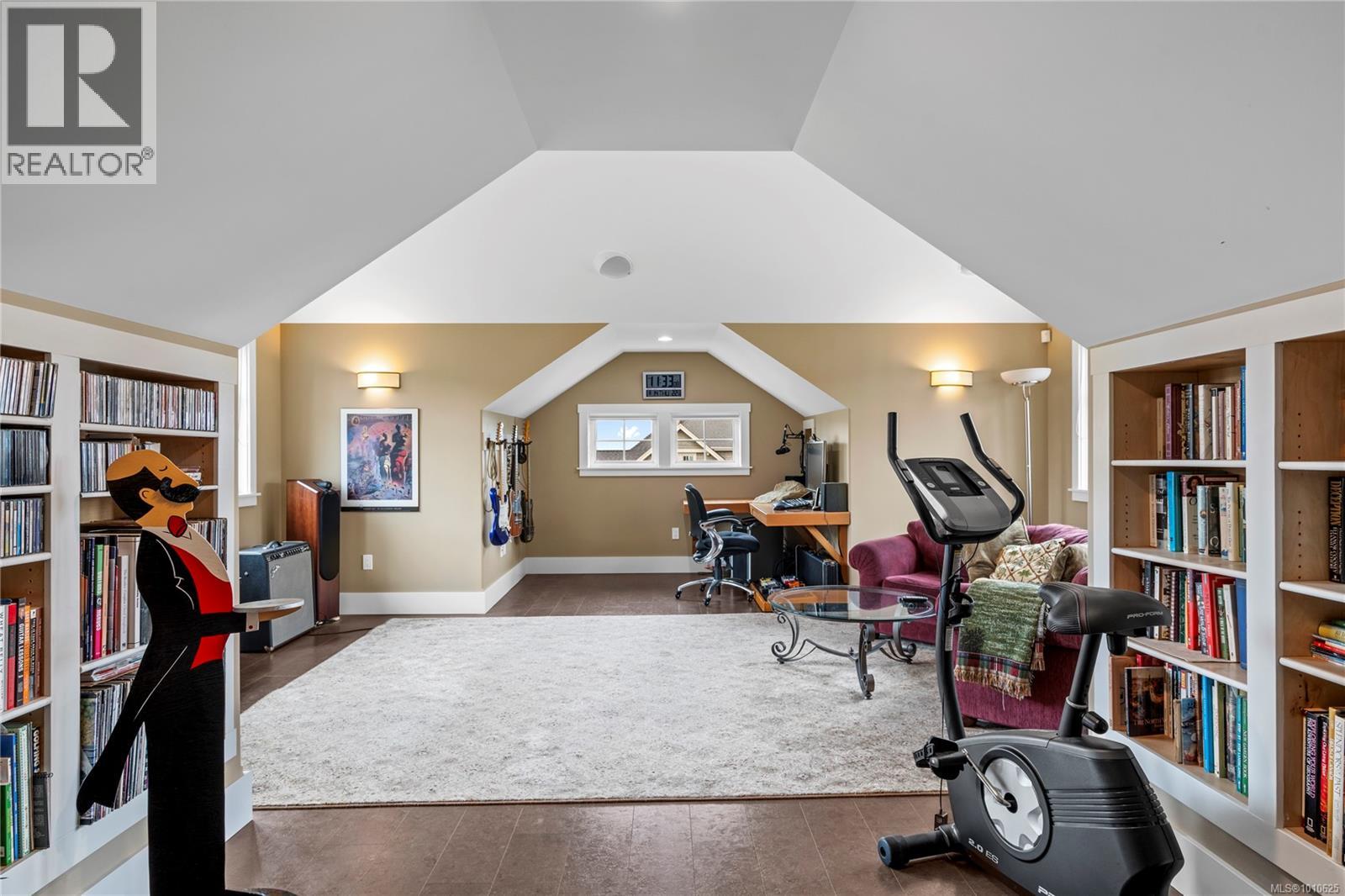Photo 3 of 942 Bluffs Dr, Qualicum Beach BC