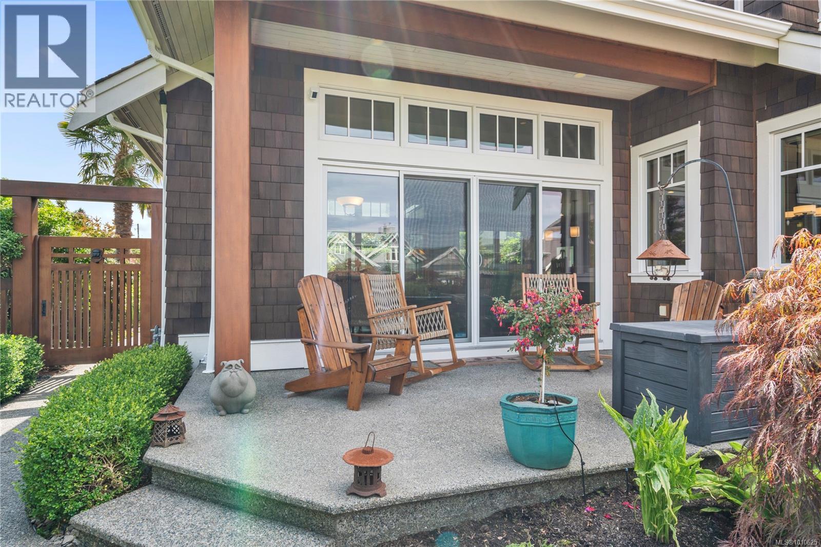 Photo 10 of 942 Bluffs Dr, Qualicum Beach BC