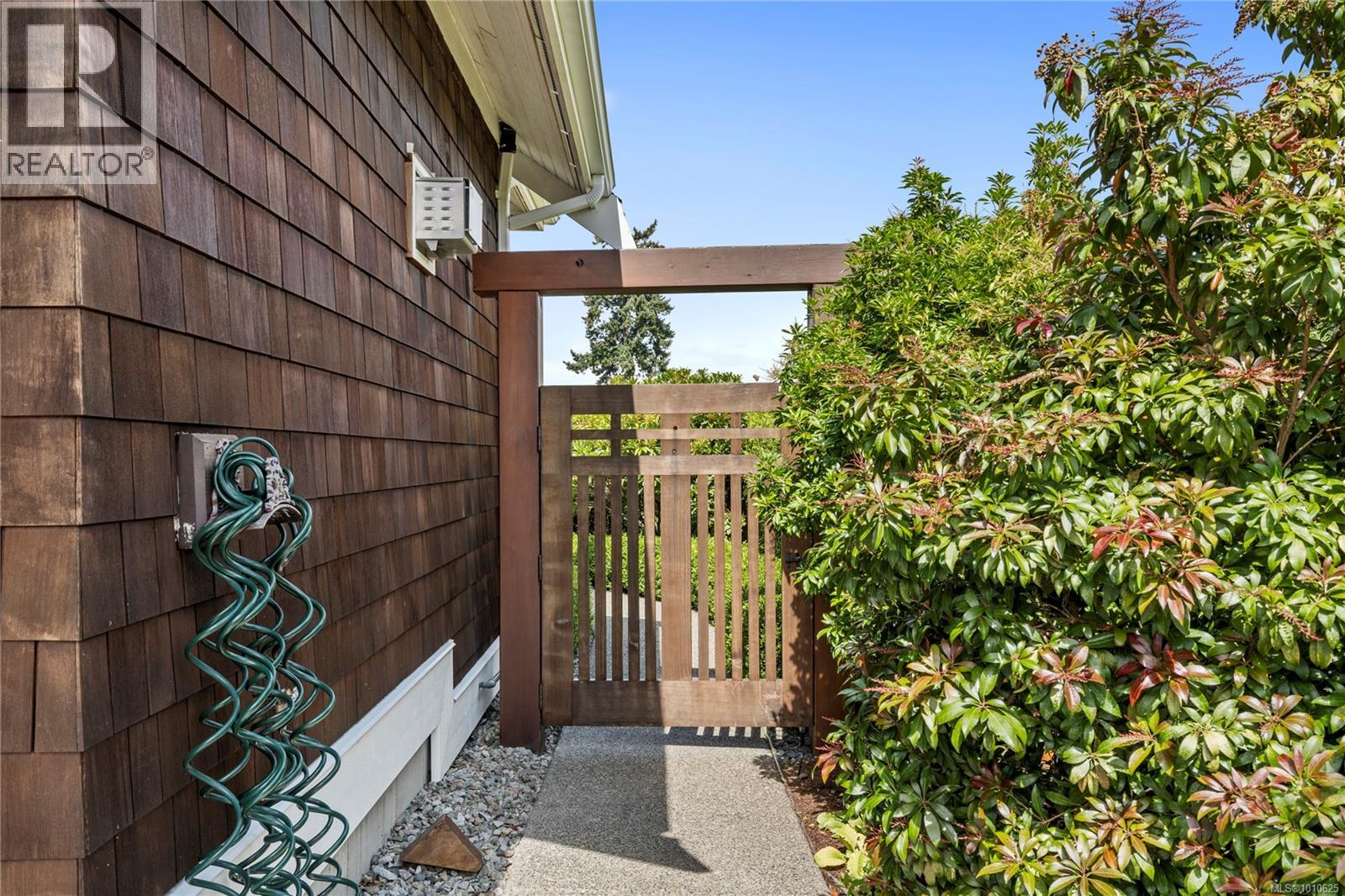 Photo 37 of 942 Bluffs Dr, Qualicum Beach BC