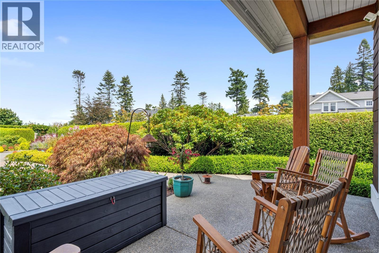 Photo 23 of 942 Bluffs Dr, Qualicum Beach BC