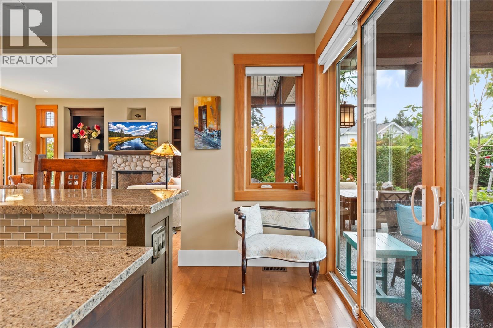 Photo 4 of 942 Bluffs Dr, Qualicum Beach BC