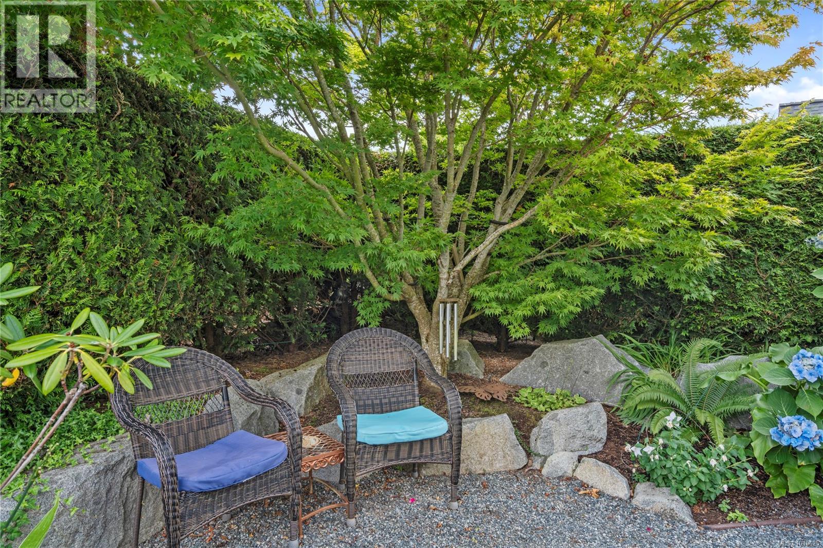 Photo 13 of 942 Bluffs Dr, Qualicum Beach BC