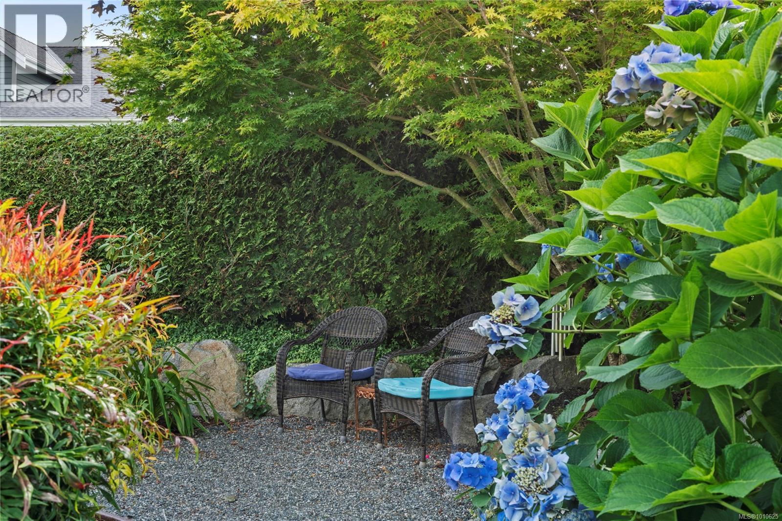Photo 40 of 942 Bluffs Dr, Qualicum Beach BC