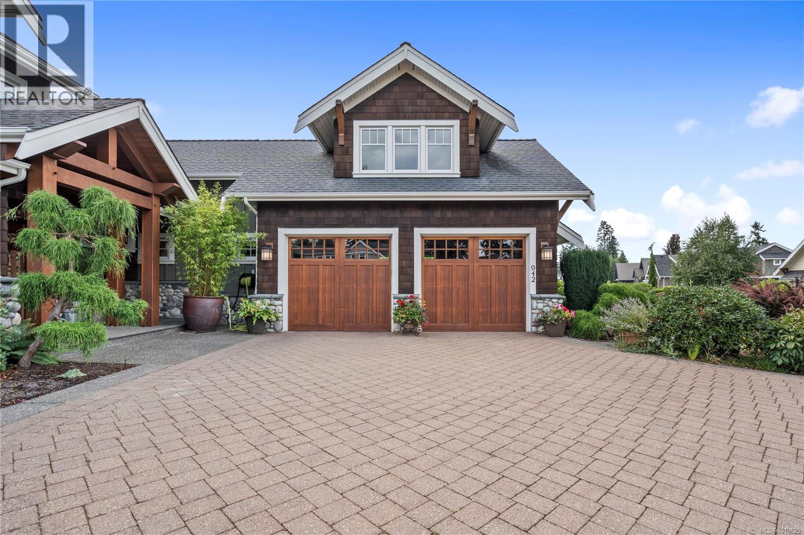 Photo 29 of 942 Bluffs Dr, Qualicum Beach BC