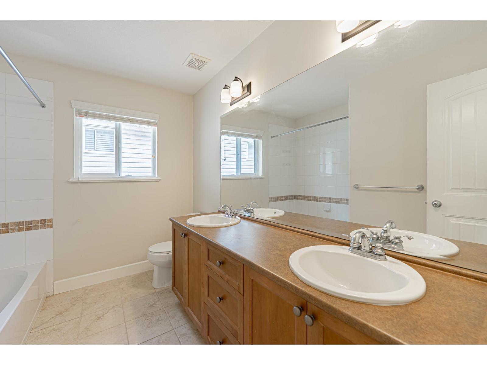 Photo 32 of 20179 68 A Avenue, Langley BC