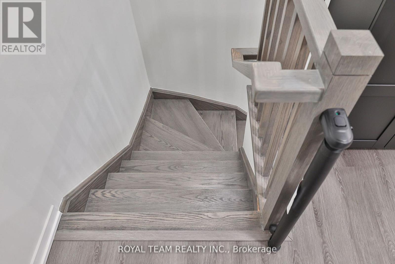 Photo 2 of 224 131 Honeycrisp Crescent, Vaughan ON