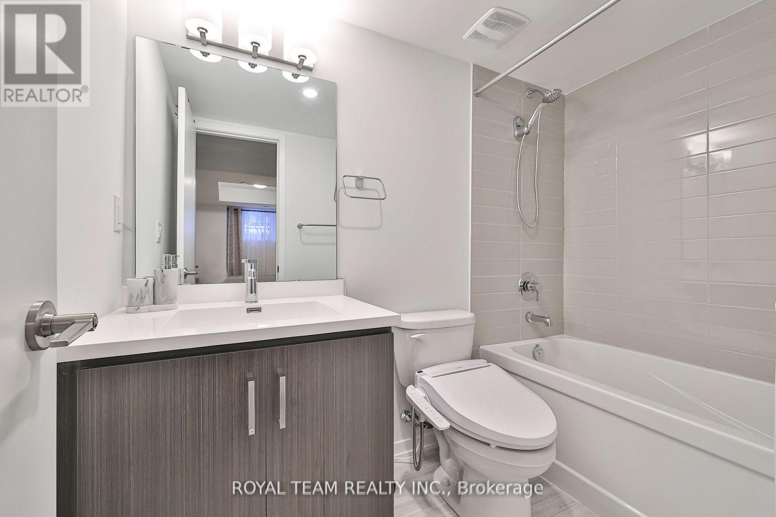 Photo 3 of 224 131 Honeycrisp Crescent, Vaughan ON
