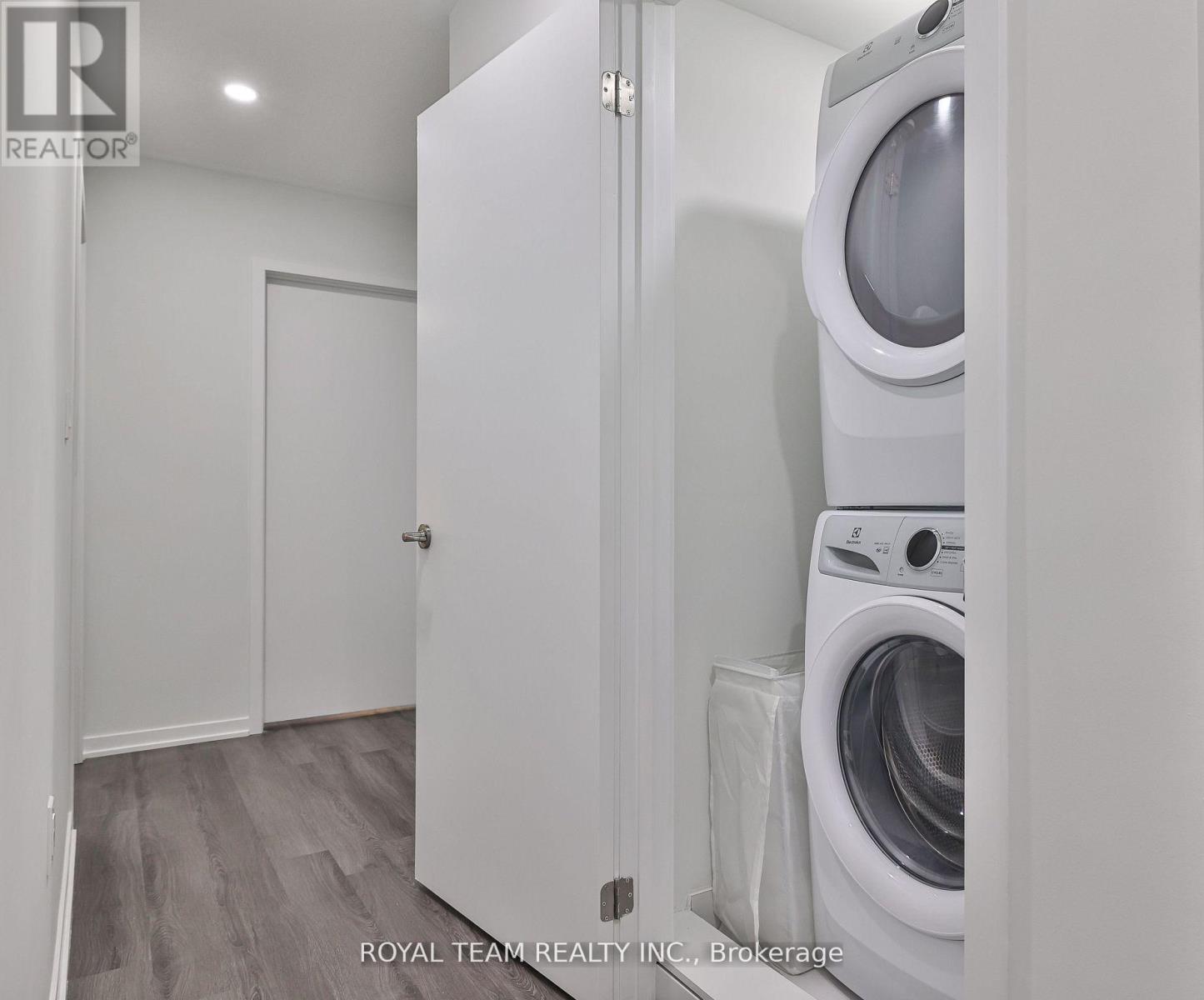 Photo 15 of 224 131 Honeycrisp Crescent, Vaughan ON