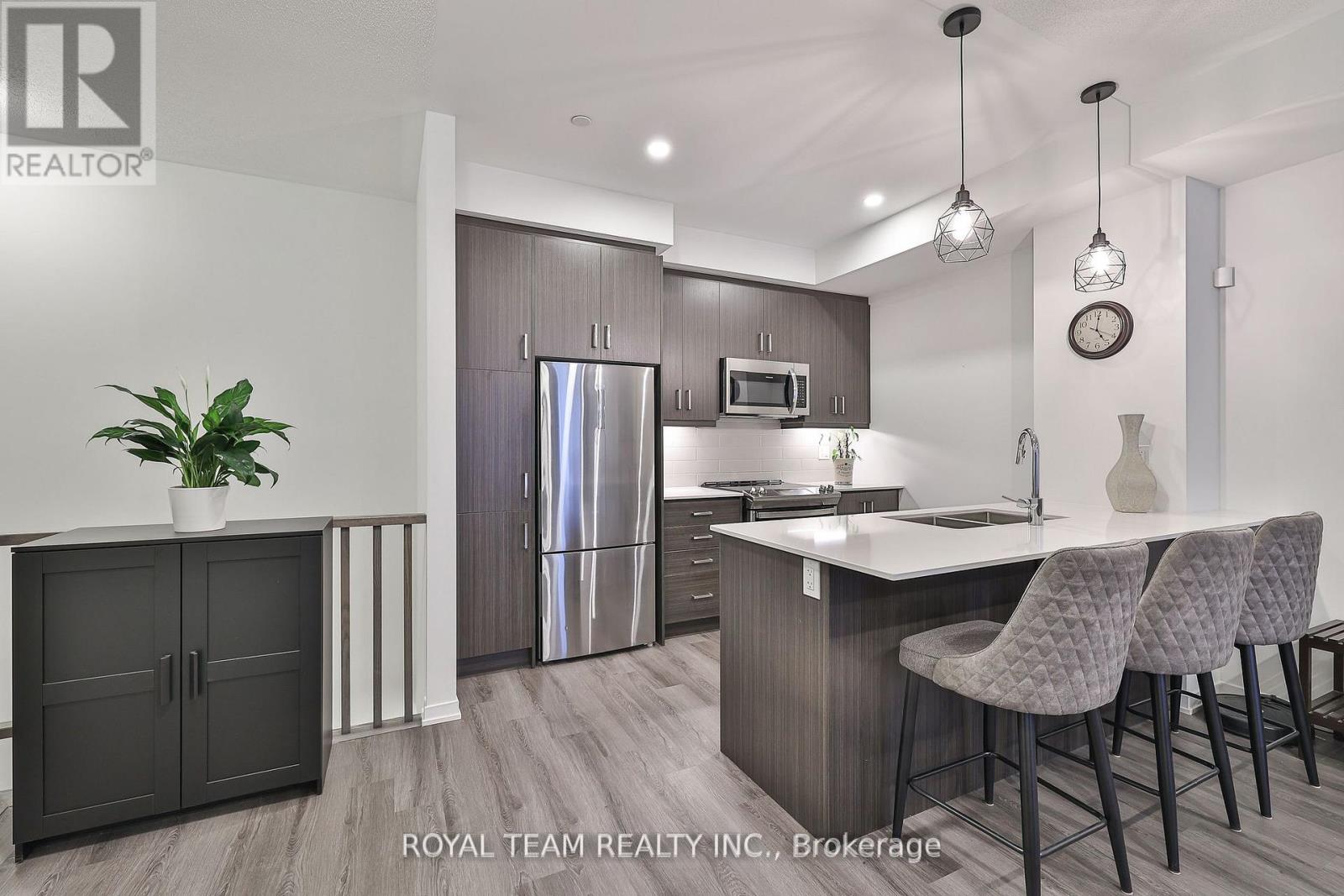 Photo 12 of 224 131 Honeycrisp Crescent, Vaughan ON