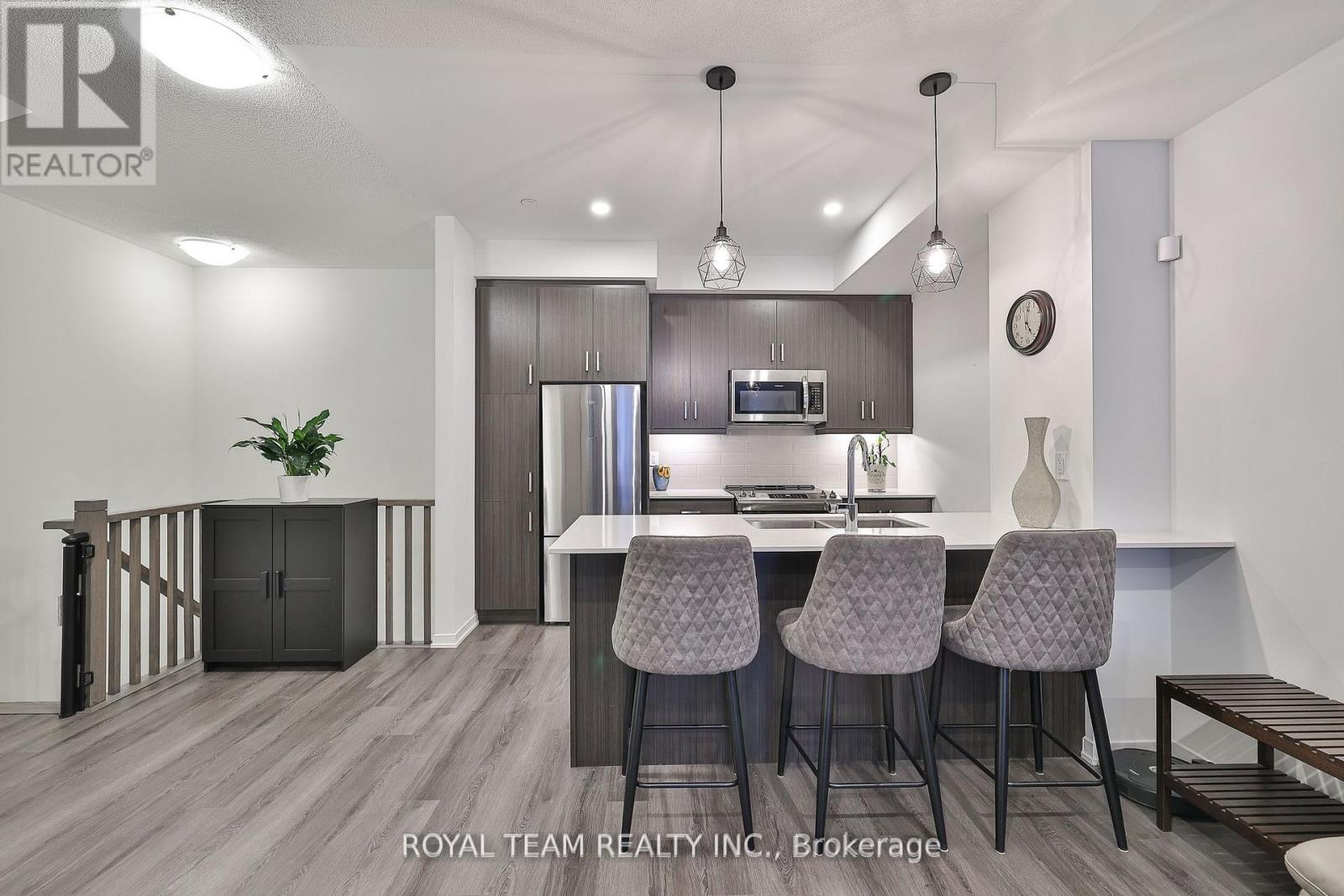 Photo 19 of 224 131 Honeycrisp Crescent, Vaughan ON