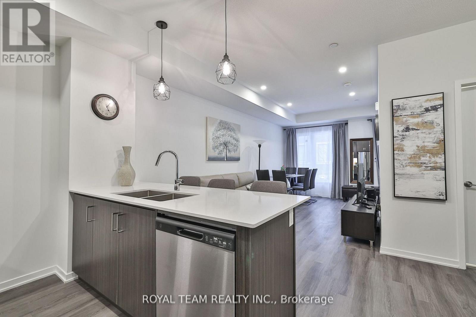 Photo 11 of 224 131 Honeycrisp Crescent, Vaughan ON