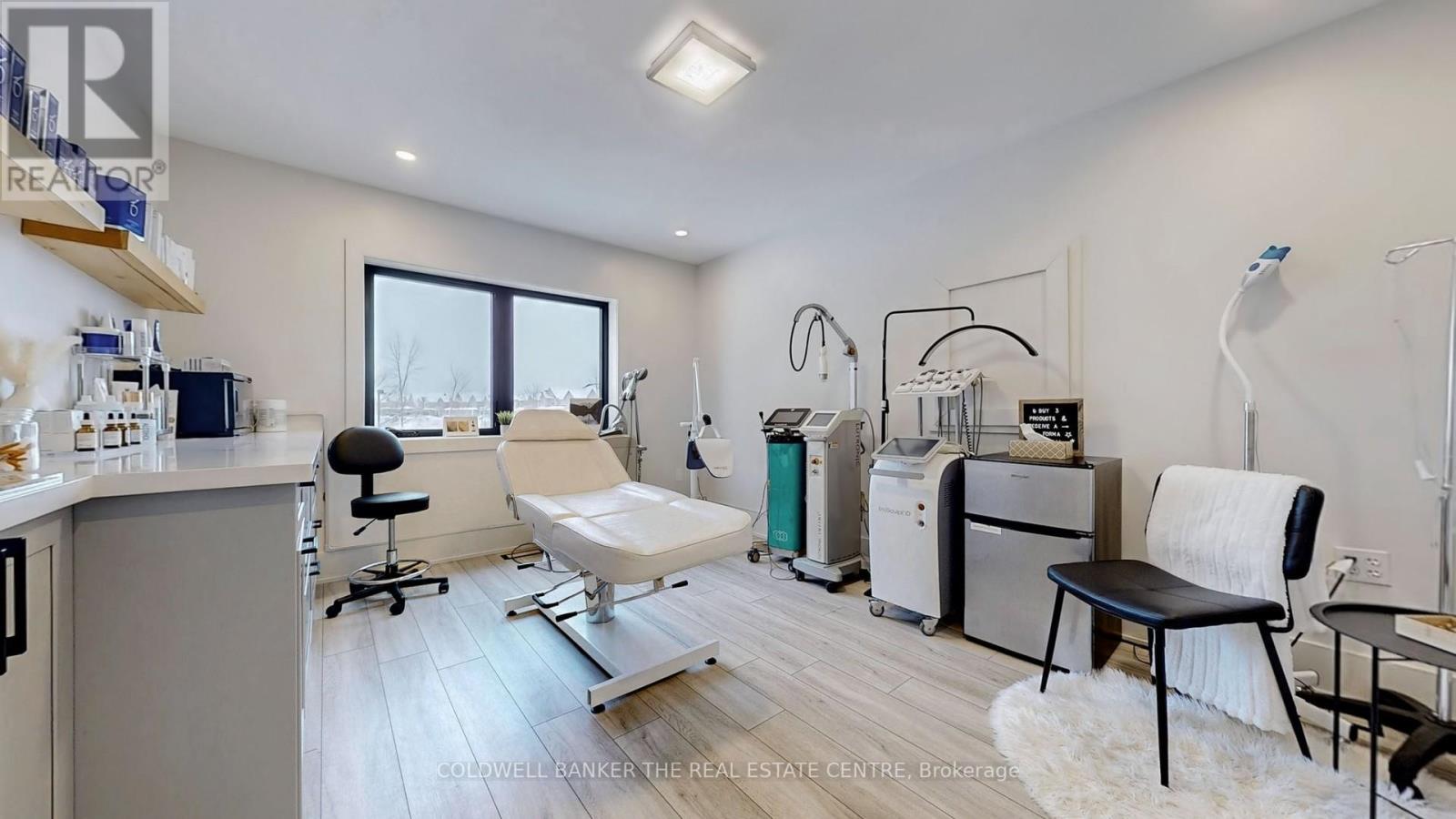 Photo 19 of 543 The Queensway S, Georgina ON