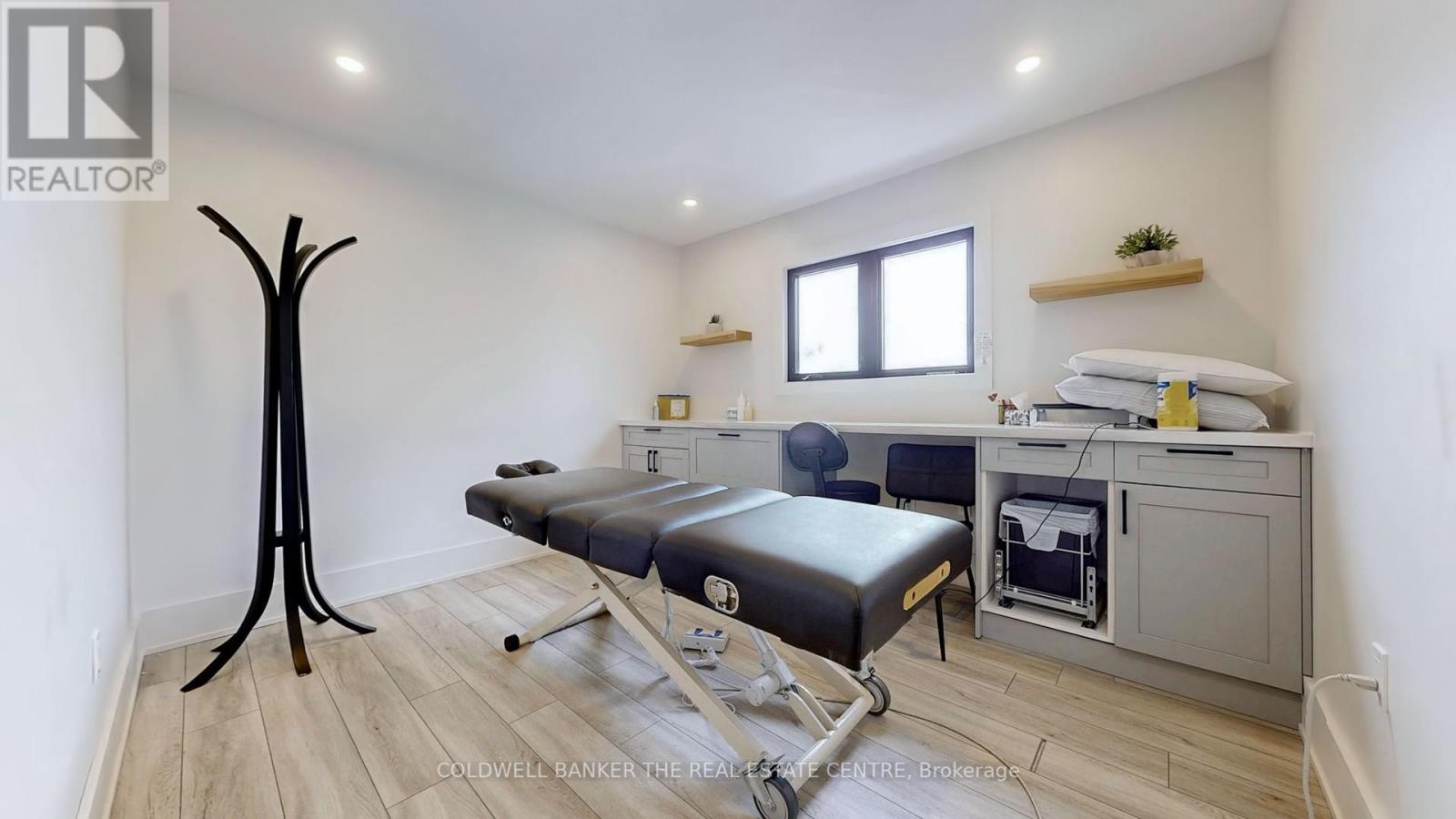 Photo 18 of 543 The Queensway S, Georgina ON