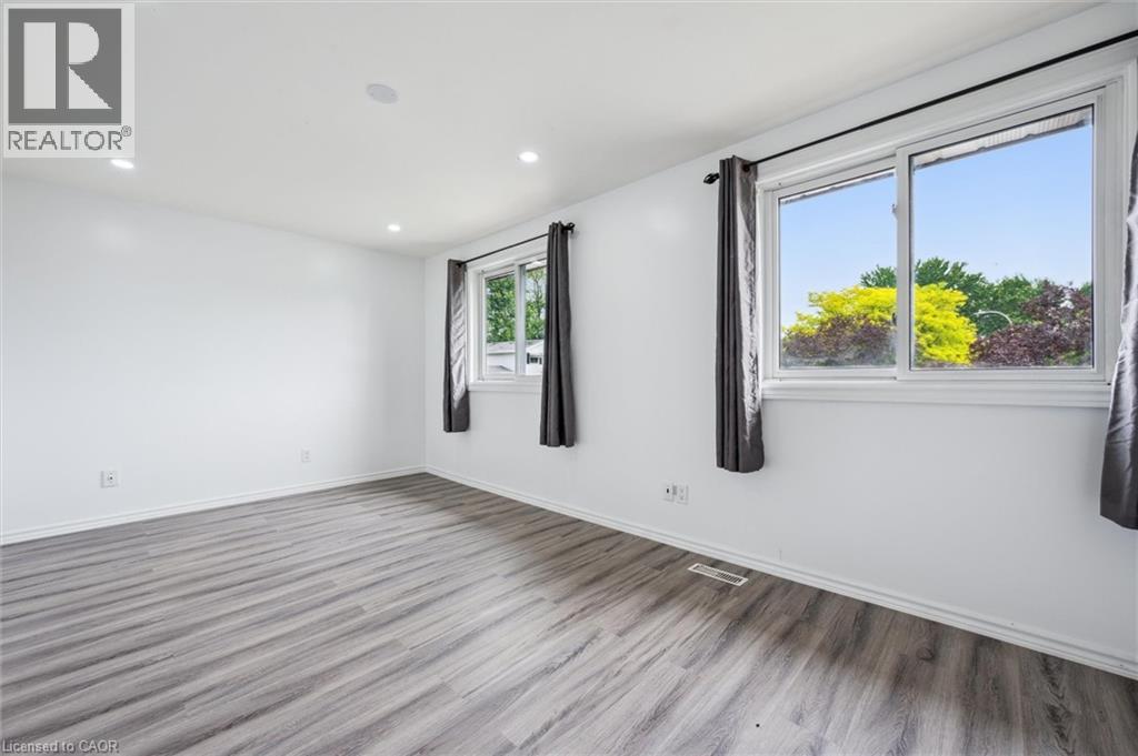 Photo 16 of 21 Forest Glen Court, Kitchener ON