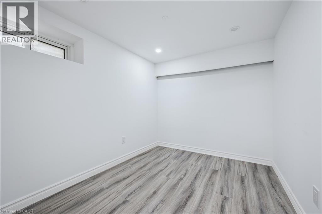 Photo 30 of 21 Forest Glen Court, Kitchener ON
