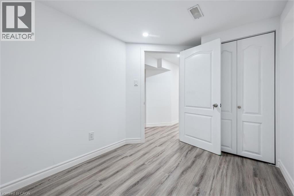 Photo 31 of 21 Forest Glen Court, Kitchener ON