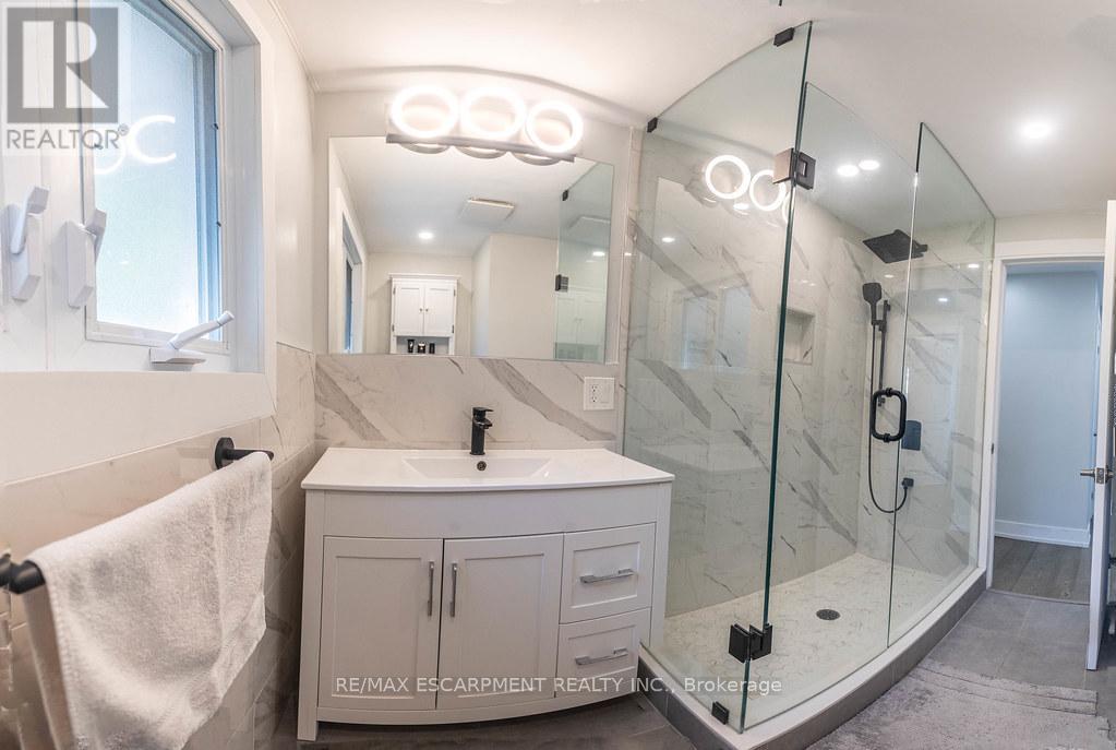 Photo 8 of 5170 Tamarac Drive, Burlington ON