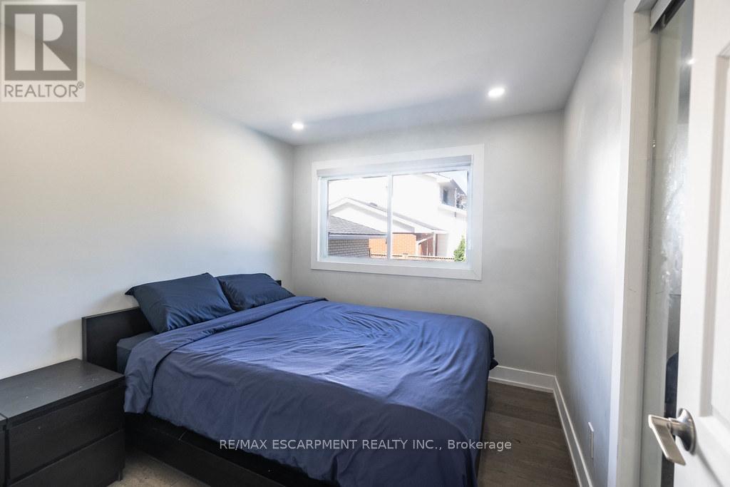 Photo 11 of 5170 Tamarac Drive, Burlington ON