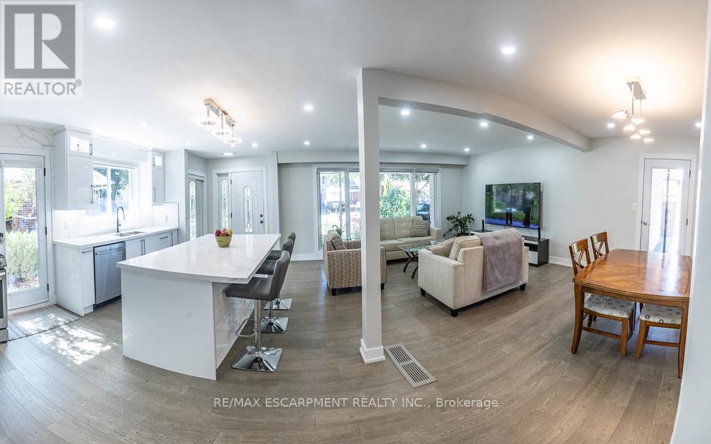 Photo 4 of 5170 Tamarac Drive, Burlington ON