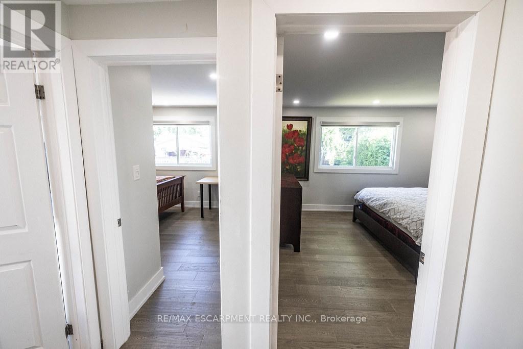 Photo 13 of 5170 Tamarac Drive, Burlington ON