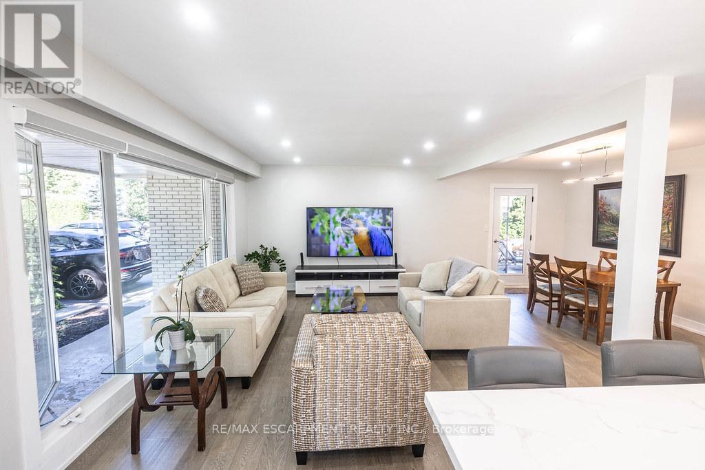 Photo 7 of 5170 Tamarac Drive, Burlington ON
