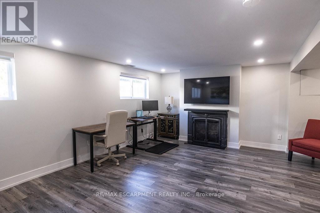 Photo 9 of 5170 Tamarac Drive, Burlington ON