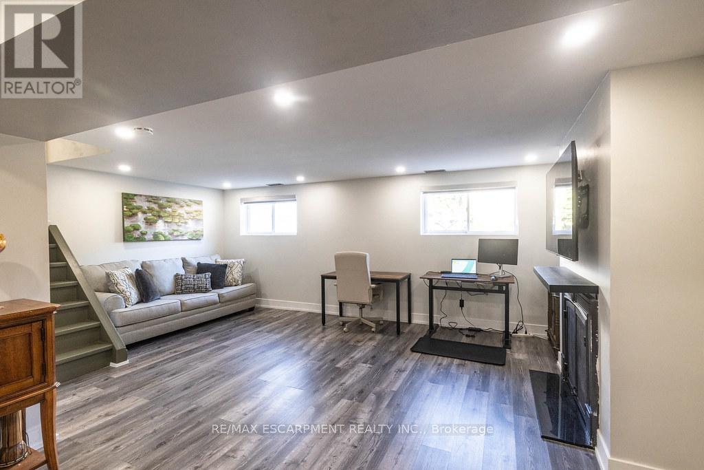 Photo 32 of 5170 Tamarac Drive, Burlington ON