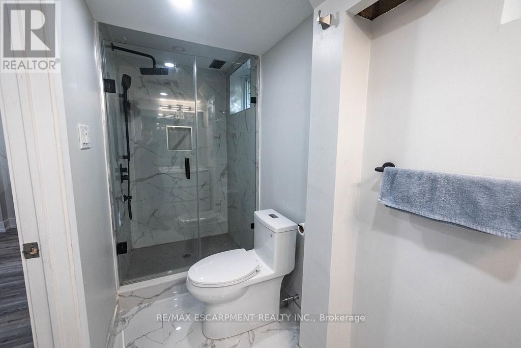 Photo 5 of 5170 Tamarac Drive, Burlington ON
