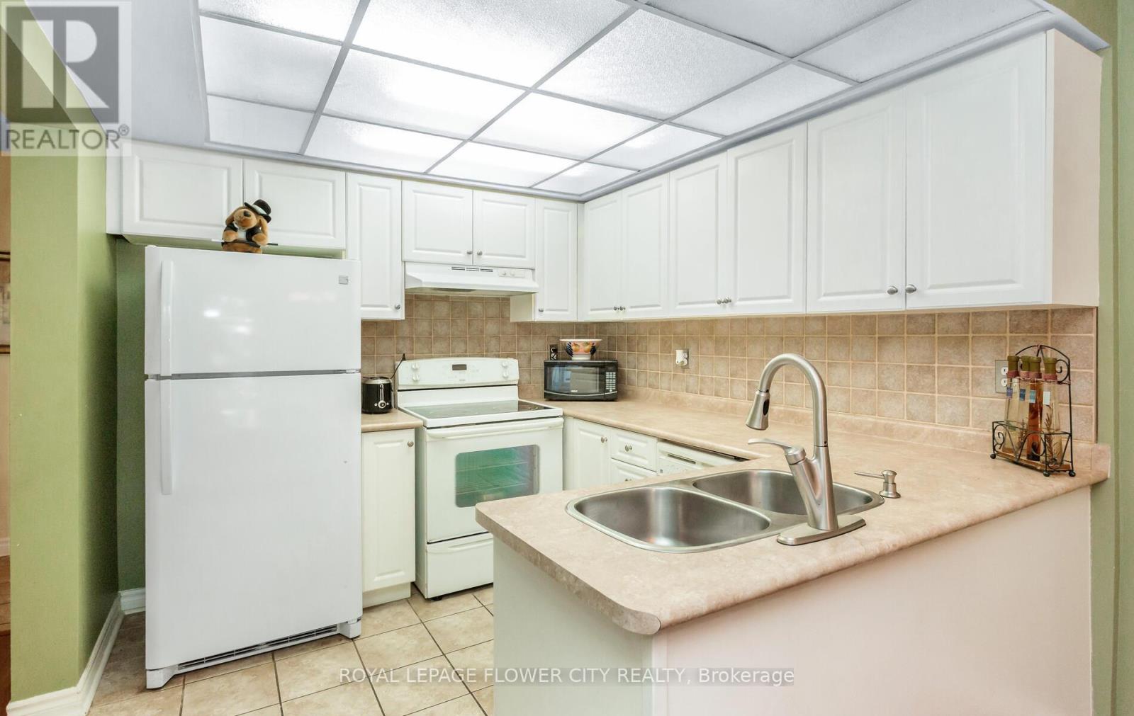 Photo 19 of 41 Chipstead Avenue, Brampton ON