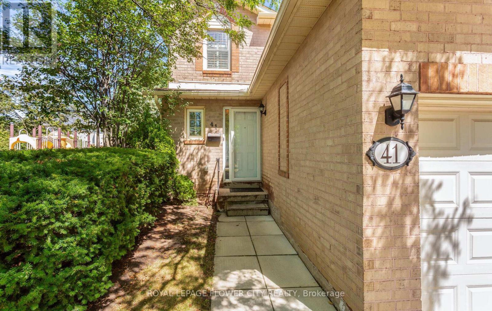 Photo 2 of 41 Chipstead Avenue, Brampton ON