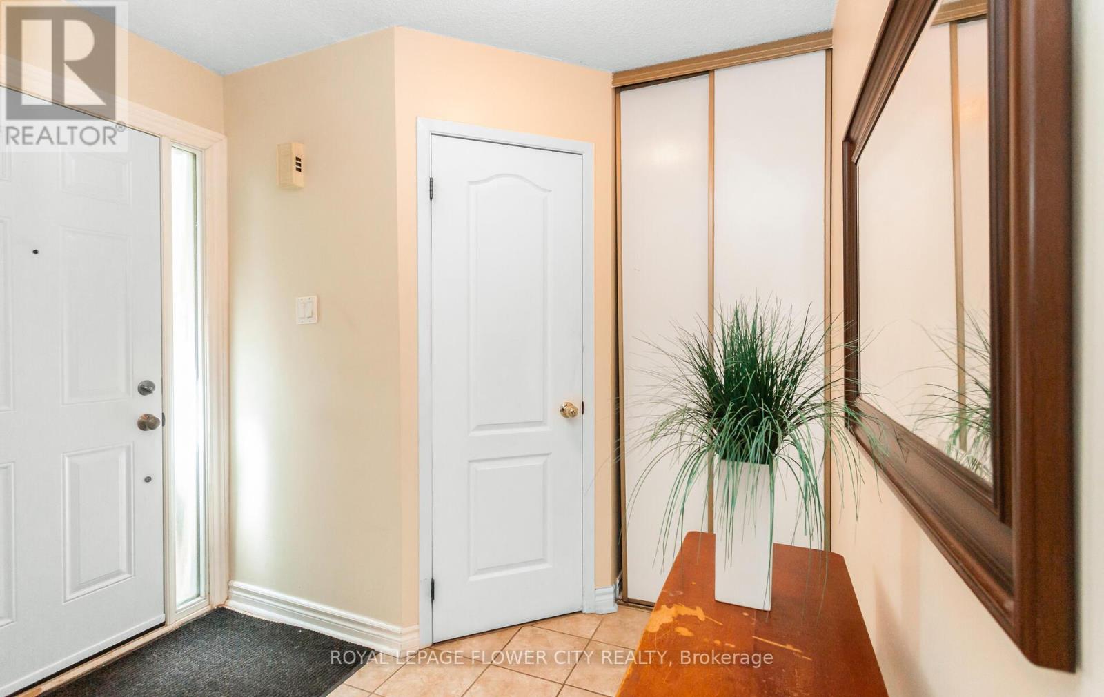 Photo 4 of 41 Chipstead Avenue, Brampton ON