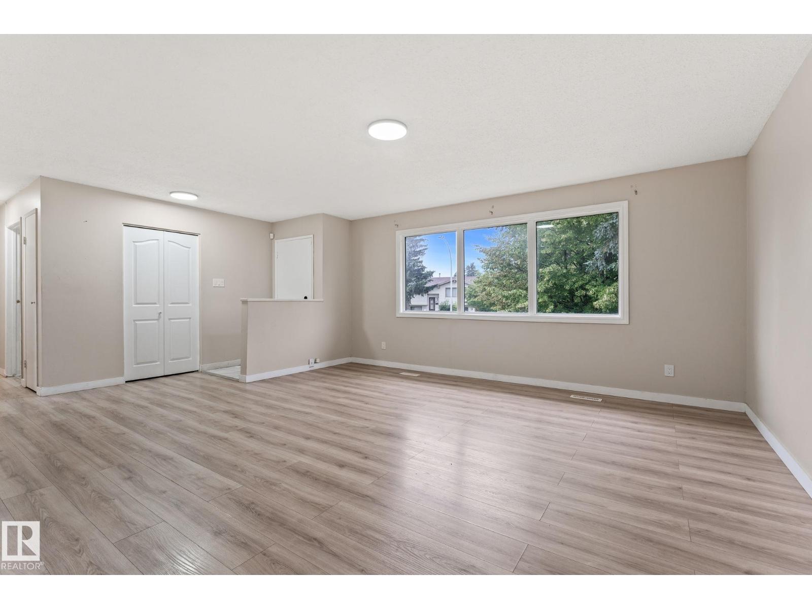 Photo 10 of 363 Knottwood Rd W Nw, Edmonton AB