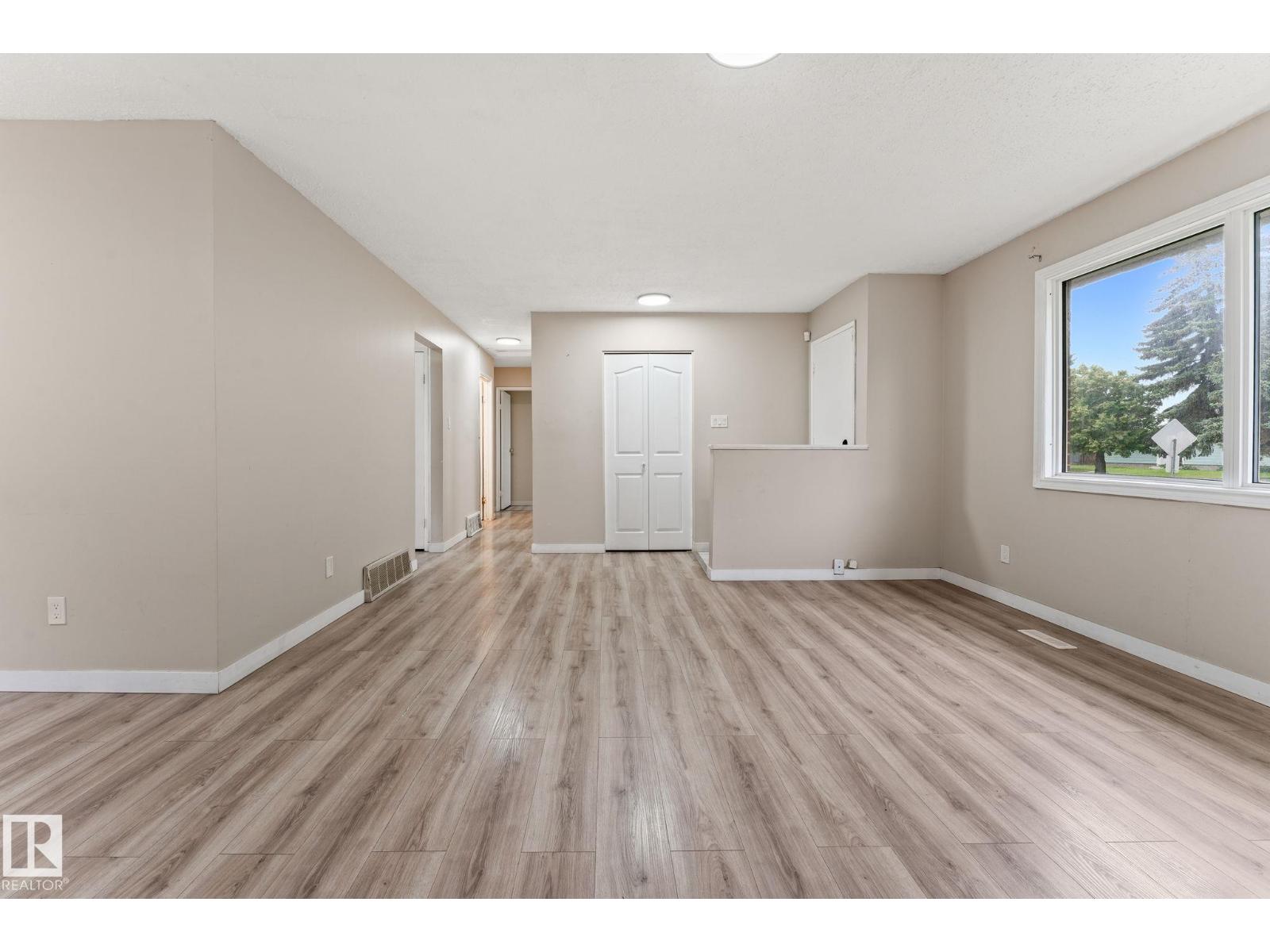 Photo 11 of 363 Knottwood Rd W Nw, Edmonton AB