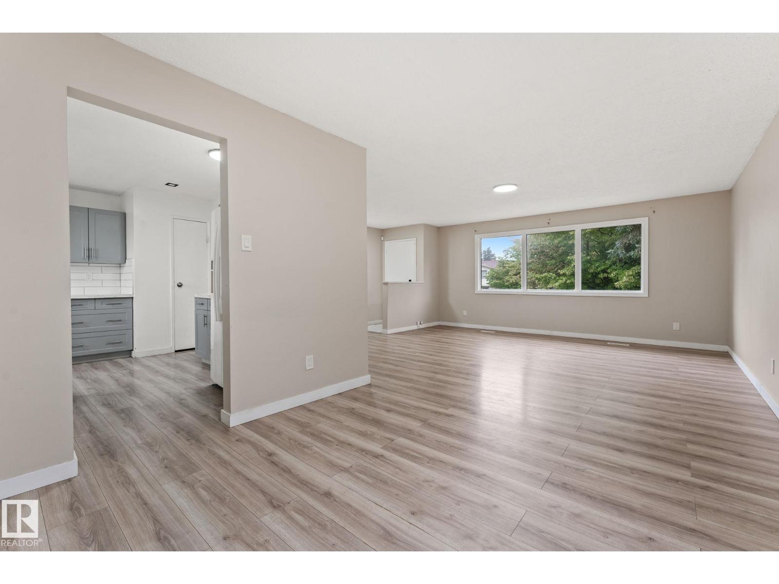 Photo 14 of 363 Knottwood Rd W Nw, Edmonton AB
