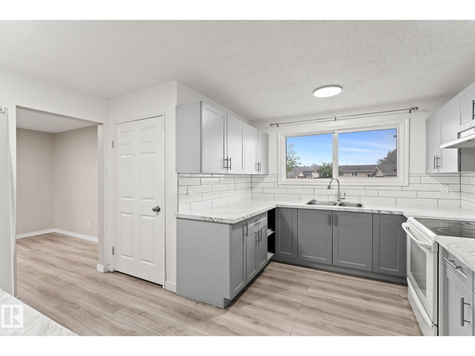 Photo 16 of 363 Knottwood Rd W Nw, Edmonton AB