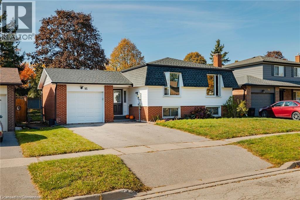 Photo 2 of 95 Avonmore Crescent, Orangeville ON