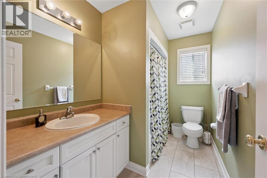 Photo 33 of 252 Colton Circle, Kitchener ON