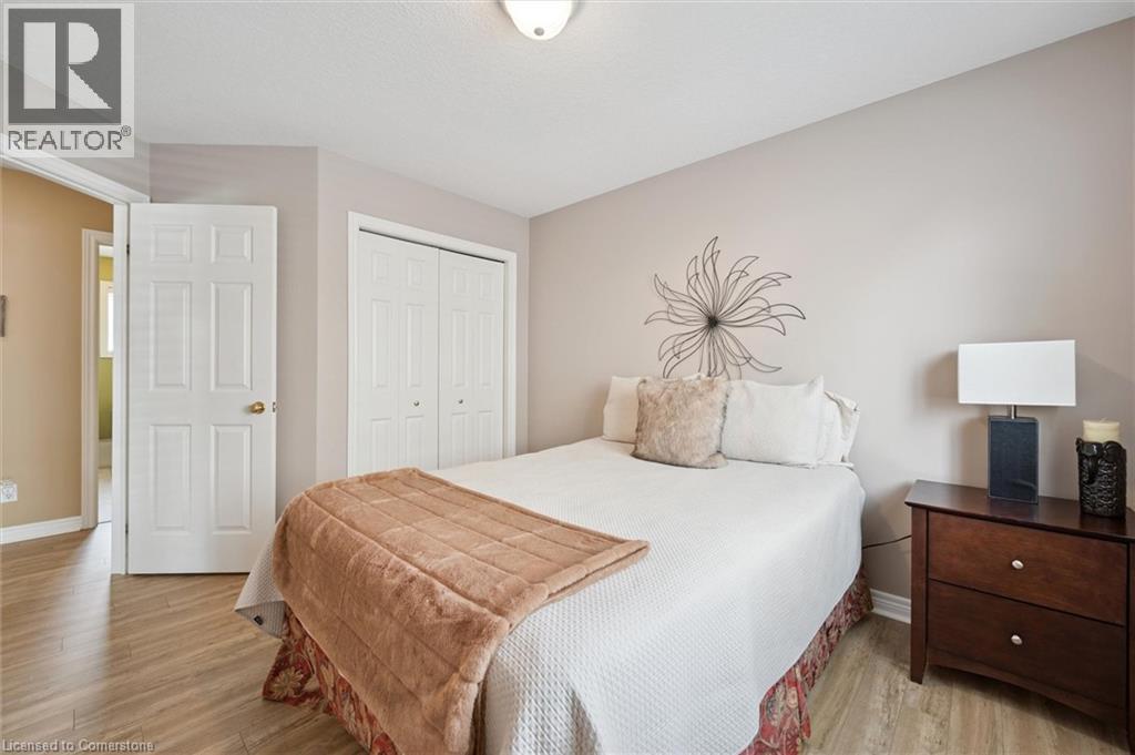 Photo 32 of 252 Colton Circle, Kitchener ON