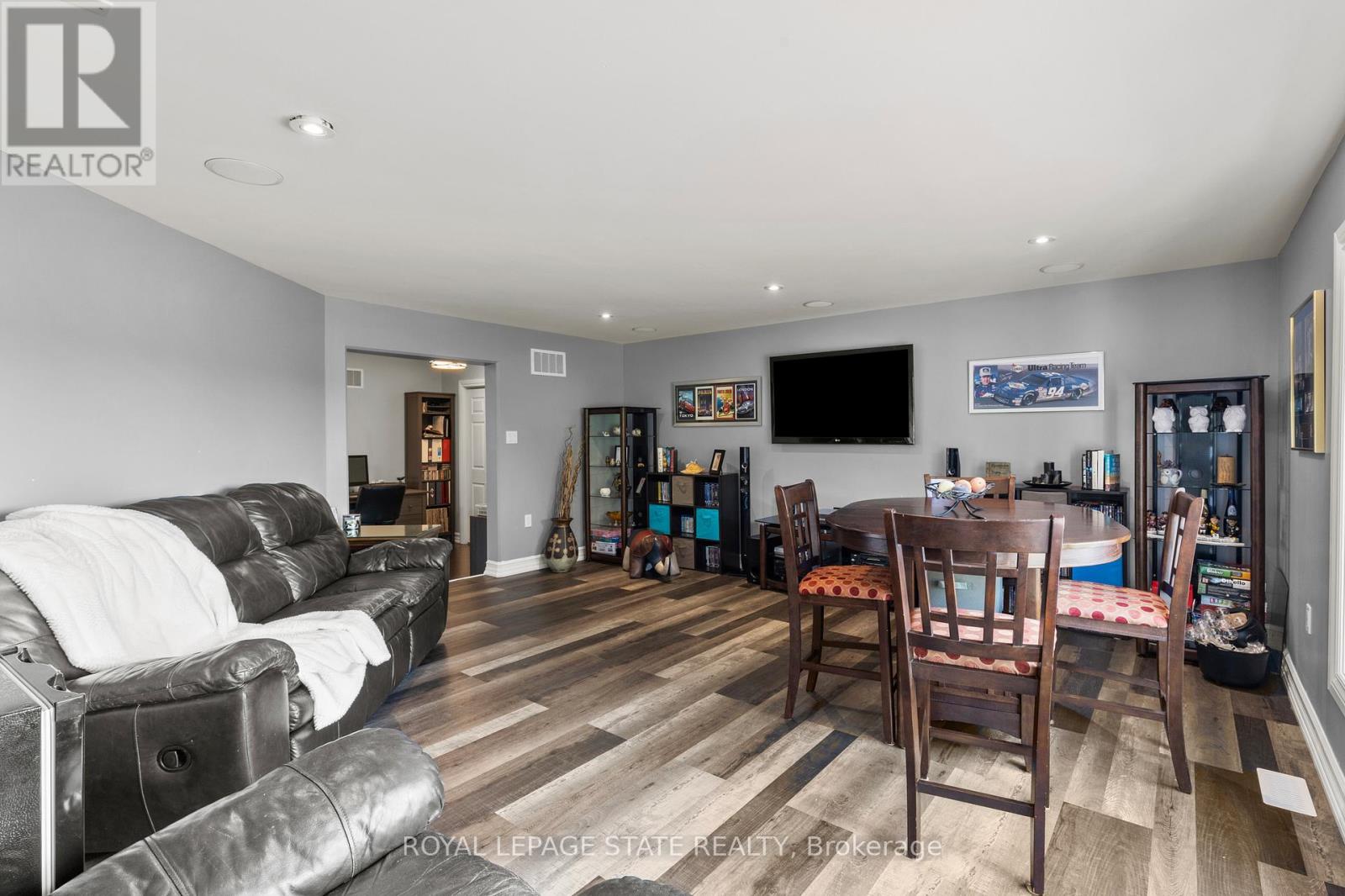 Photo 2 of 43 Third Road E, Hamilton ON
