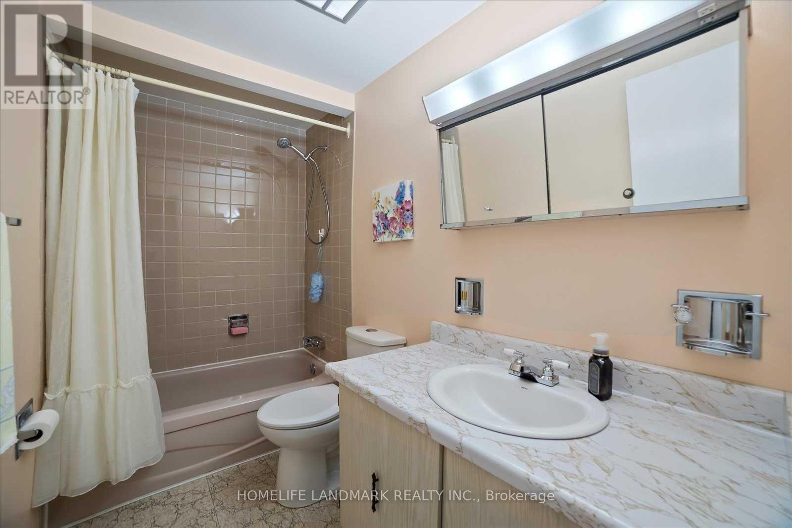 Photo 10 of 72 Rakewood Crescent, Toronto ON